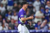 MLB/投到一半被蜂螫！落磯投手肘部中針　教頭急衝投手丘查看