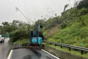 國道十號燕巢段邊坡土石滑落　東向車流得繞道！