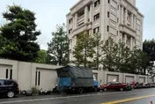 顏清標住宅外牆被撞！非裔男小貨車疑煞車失控毀16車