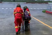 跟豪大雨搶命！空勤直升機急衝綠島「後送腦血管梗塞男」
