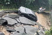 影/佛祖保佑！台南六甲「車遭崩塌邊坡扯落」夫妻差一步墜谷