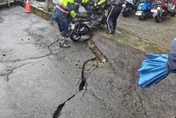 影/豪雨狂沖高雄！楠梓路面突崩塌　緊鄰大樓居民嚇壞
