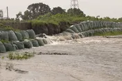 影/沙包擋不住！萬丹興化廍堤防3度失守　暴漲溪水狂湧入村