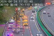 國道3號南下七堵段嚴重車禍！拖板車撞工程車　鋼捲掉一地