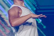 黃致列台北開唱狂飆中文金曲！大跳震胸舞累癱　笑喊：我是抒情歌手