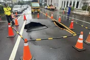影/屏東棒球路驚傳路基塌陷　「坑洞突現」急鋪鐵板封鎖