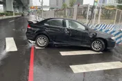 新莊轎車拒檢！逆向暴衝泰山捷運廣場自撞　2男棄車逃逸