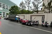 外籍駕駛急轉彎砸爛16車！　顏清標住宅圍牆無辜遭殃