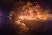 西濱大橋旁「大量廢電器全面燃燒」！警消邊抗豪雨邊灌救