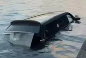 開車開進湖裡！杭洲西湖驚傳汽車落水意外　車上一男一女自行脫困