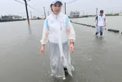 影/柯志恩勘災險被淹「爬車窗逃生」！高雄積水暴漲困座車畫面曝