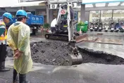 影/就怕豪雨繼續「挖洞」！高雄前鎮「吞怪手巨坑」持續搶修
