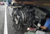 國道1號林口段貨櫃車爆胎　胎皮零件散落釀2車受損
