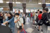 影/連日豪雨！受土石流影響南迴線中斷　大量旅客滯留台東車站