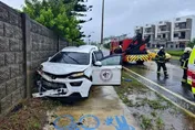 澎湖馬公長照車打滑自撞　2女乘客受傷1人受困