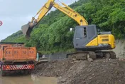 影/台1線枋山積水湧現滾滾泥流！　屏東枋寮分局啟動調撥車道