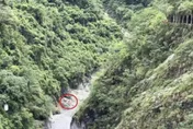 花蓮慕谷慕魚溪水暴漲2人受困　警消空投物資明渡溪救援