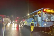 影/基隆暖暖公車自撞安全安全島　7乘客受傷送醫