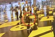 影/台北車站大廳醉男喧鬧滋事　攻擊清潔管理員遭逮送辦
