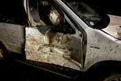 新竹尖石鄉土石坍方！落石砸中白色轎車　車門被砸爛