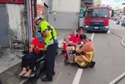 新竹鐵皮屋全面燃燒「3人慘受困」！勇消急救援