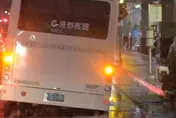 影/高雄天坑越來越多！市立總圖旁「公車右後輪被吞入」