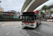 新店公車總站出事！棕7路公車「把人撞到腦出血命危」