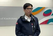 雨炸高雄車插「天坑」　陳其邁被問坑洞數量沒回：已向賴總統請命