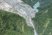 花蓮堰塞湖危機重重？　空拍曝光：壩體完整、水位緩降