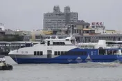 影/屏東往返小琉球渡輪擱淺　141乘客受困海上待救