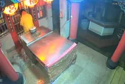 影/彰化竊賊雨夜自備砂輪機　「借電」切鎖偷走香油錢