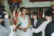張睿家戲中穿婚紗求婚！秒變「金剛芭比」反差萌畫面曝光