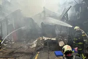 西門町緊急封路了！餐廳大火「全燒成廢墟」警消全力灌救