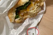 噁！吃摩斯漢堡驚見「活蝸牛爬行」　店家回應全網傻眼