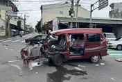 影/彰化田中鎮路口嚴重車禍！大貨車猛撞小客車致2傷