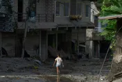 影/尼泊爾災民搶撈漂浮木！遭滾滾洪水沖走　驚悚畫面曝光