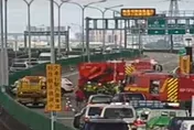 影/台74線3車連環撞！小貨車翻覆　駕駛受困意識模糊送醫