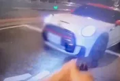 影/北市小鋼砲二度拒檢衝撞　警開3槍壓制循線逮人