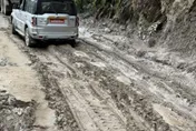 陸客驚恐目擊尼泊爾土石流！開車狂撤離、晚20分鐘就被吞噬
