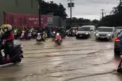 強降雨襲高雄！上班族騎車涉水「咕嚕咕嚕」　驚險畫面曝