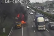 影/國道1號仁德段火燒車　大貨車車頭起火全面燃燒