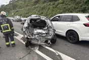 國道3號南港段貨車連撞3車　轎車全毀變形2人受傷