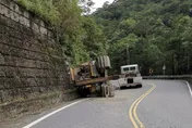 北宜公路拖板車過彎失控　貨斗上挖土機甩出翻落