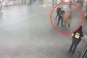 影/台北車站大廳驚見男子裸奔　鐵警到場管束帶離