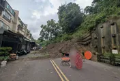 驚險畫面曝！高雄小港擋土牆崩落土石淹沒車道　警緊急管制