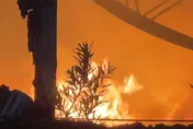 影/屏東萬丹汽車回收廠深夜惡火衝天！爆炸聲頻傳　警消搶救