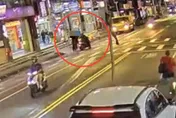影/新北板橋2行人與機車騎士互毆　全遭警帶回送辦