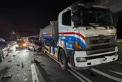 影/好險沒炸！淡水路上冒白煙　51歲男撞上油罐車