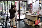白衣阿桑闖服飾店大鬧！激動推闆娘　被一句「有監視器」嚇到逃走