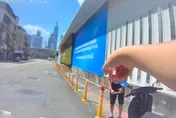赤裸男拿刀街上晃！　警方意外拿下通緝犯